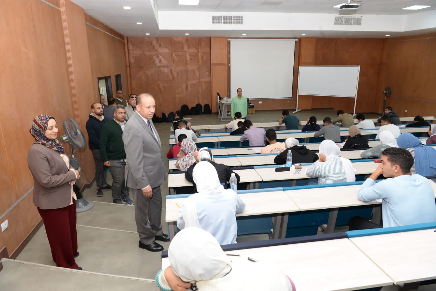 رئيس جامعة المنصورة يتفقد  امتحانات منتصف الفصل الدراسي الأول (2)