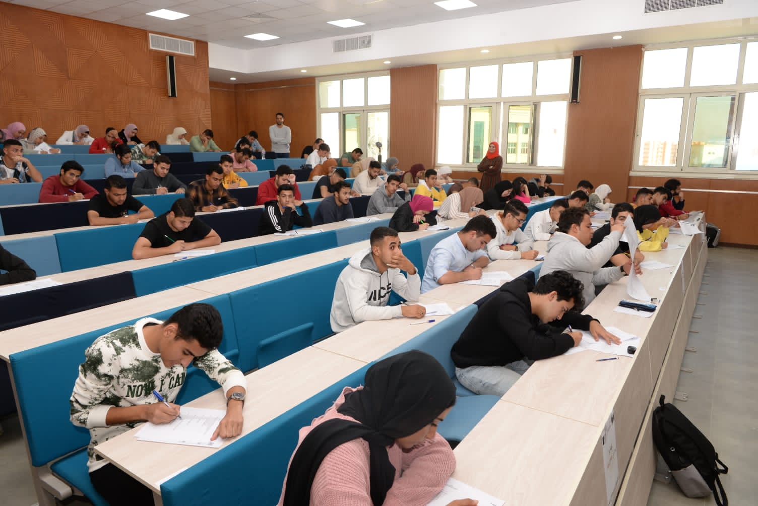 رئيس جامعة المنصورة يتفقد  امتحانات منتصف الفصل الدراسي الأول (4)