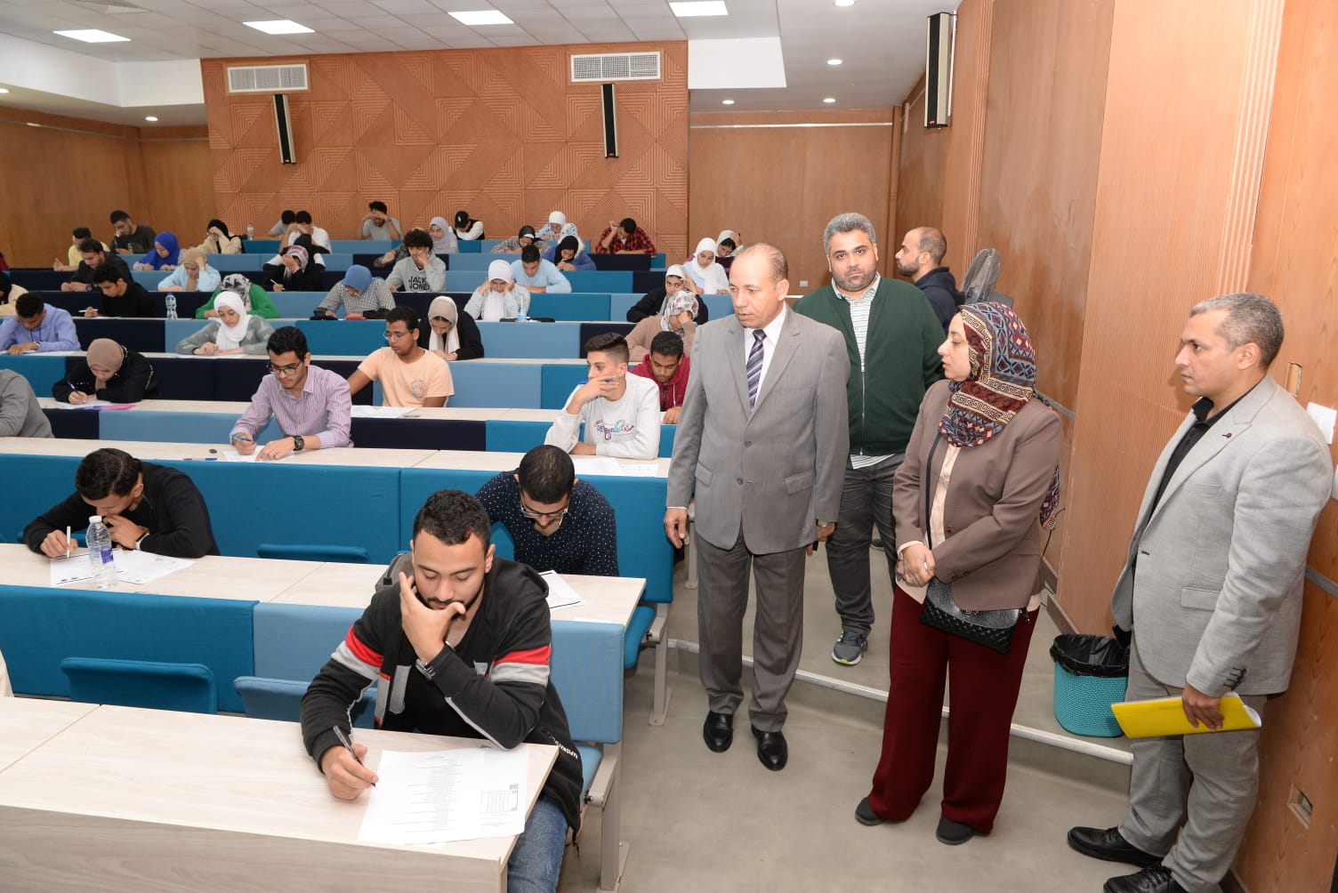 رئيس جامعة المنصورة يتفقد  امتحانات منتصف الفصل الدراسي الأول (5)