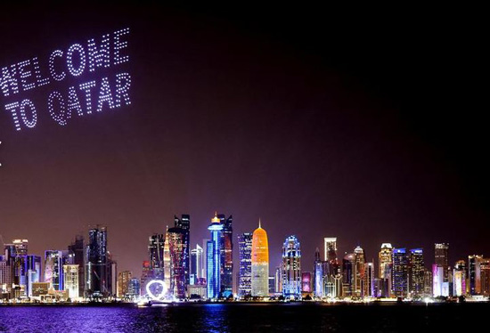 عرض طائرة بدون طيار بكلمات ترحيبية فوق أفق الدوحة ، قبل بطولة كأس العالم لكرة القدم 2022