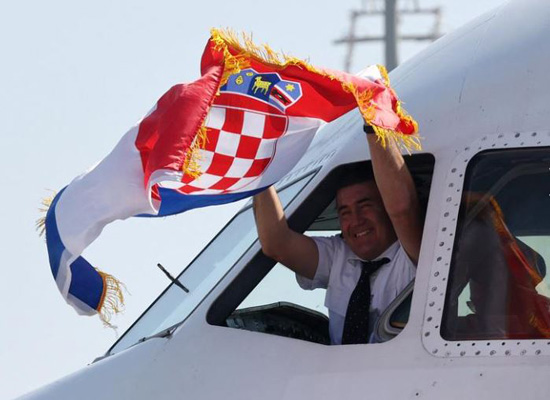 قائد طائرة المنتخبات الكرواتية يلوح بعلم كرواتيا بعد هبوطها في الدوحة