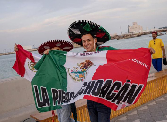 مشجعو المكسيك يقفون أمام كأس العالم في الدوحة