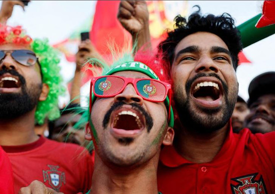 مشجعو منتخب البرتغال في سوق واقف قبل انطلاق مونديال قطر 2022 في الدوحة