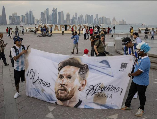 مشجعو الأرجنتين يحملون علم ليونيل ميسي