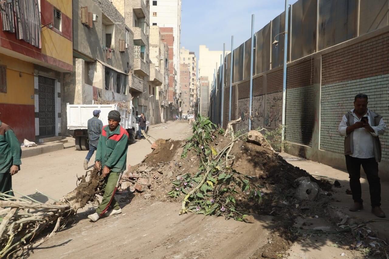 محافظة الجيزة ترفع القمامة  بشارع غرب السكة الحديد بالعمرانية