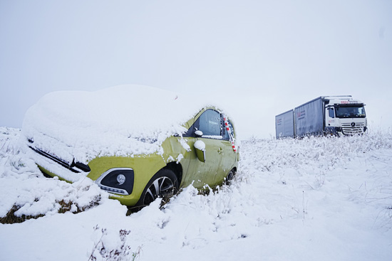 مركبة متضررة في الثلج بسبب طقس ثلجي