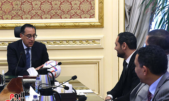 ريس الوزراء مع شركة فورد مصر (2)
