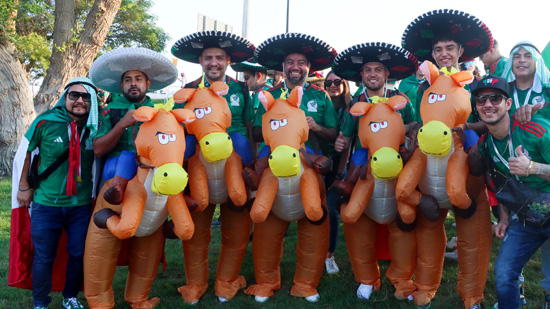 كرنفال جماهيرى مكسيكى فى مباراة بولندا بكأس العالم (10)