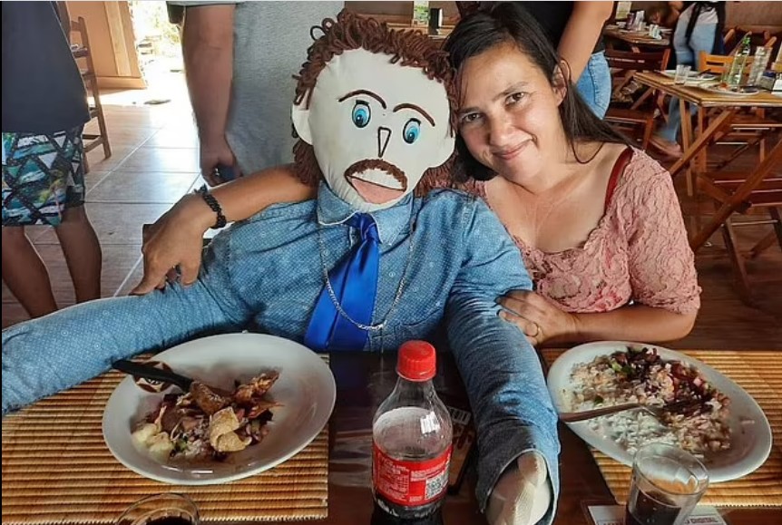 السيدة البرازيلية تتناول الغداء مع زوجها الدمية
