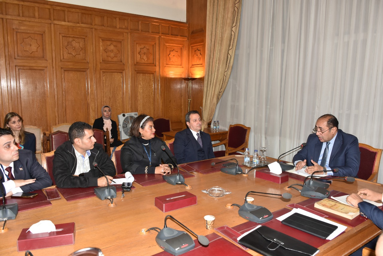 السفير حسام زكى وجانب من الصحفيين