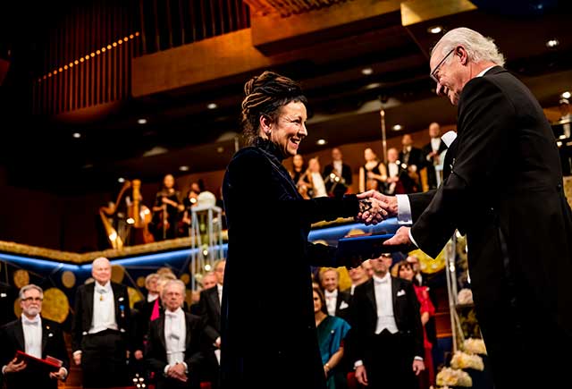 أولغا توكارتشوك خلال تقديم جائزة نوبل في الأدب