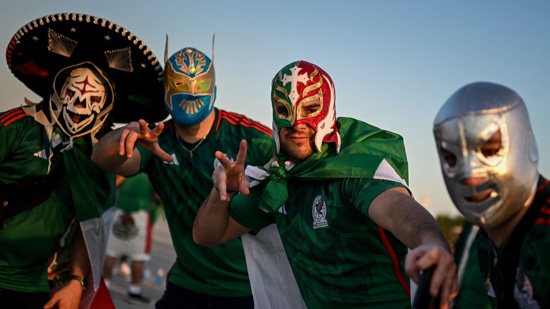 كرنفال جماهيرى مكسيكى فى مباراة بولندا بكأس العالم (1)