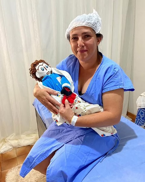 السيدة البرازيلية تحمل دمية تدعي ولادتها من زوجها الدمية