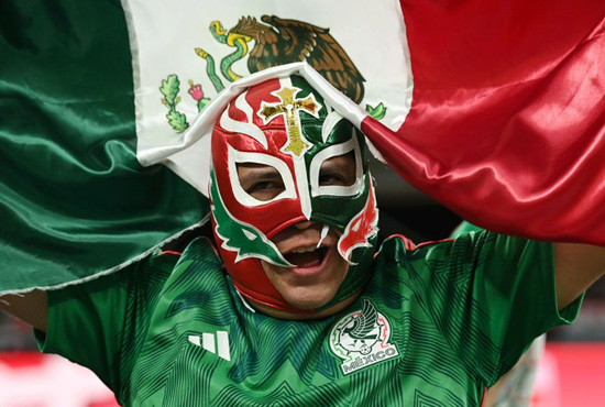 كرنفال جماهيرى مكسيكى فى مباراة بولندا بكأس العالم (3)