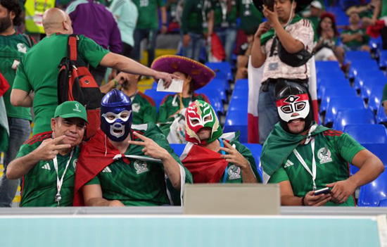 كرنفال جماهيرى مكسيكى فى مباراة بولندا بكأس العالم (2)