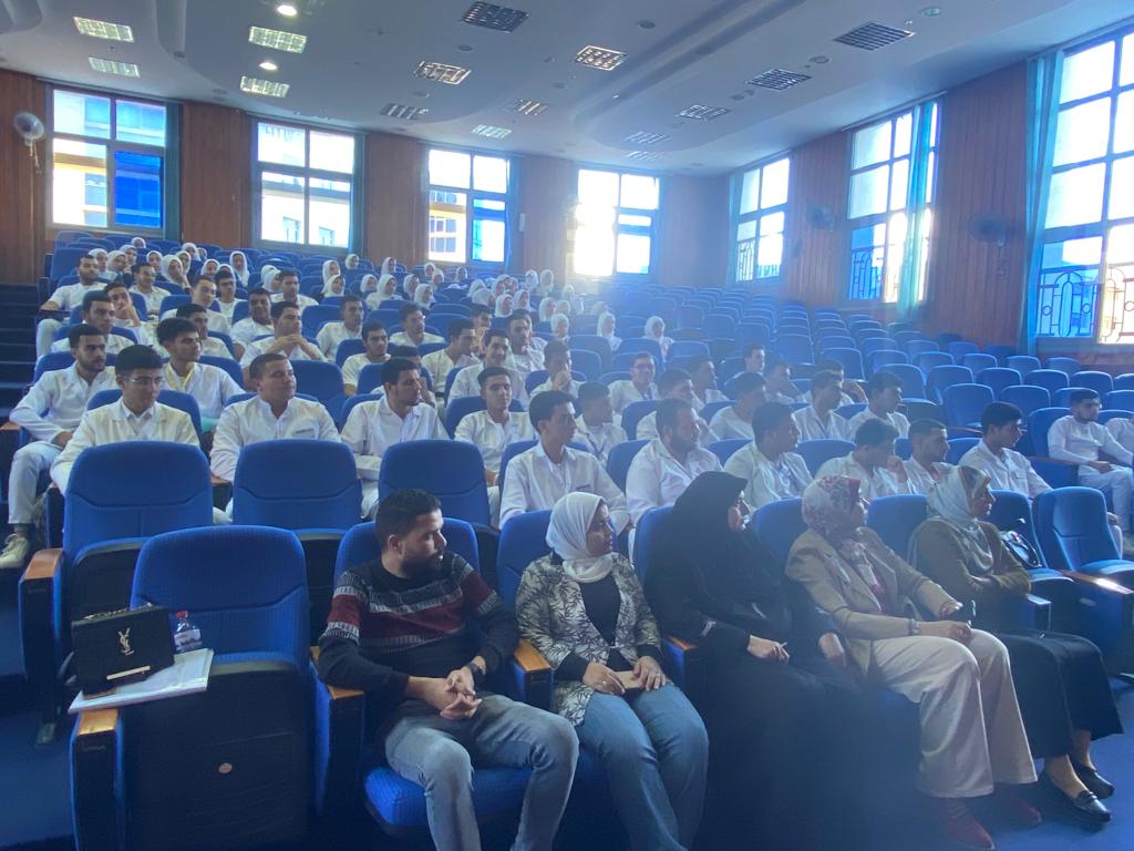 الحضور من طلاب وطالبات كلية التمريض