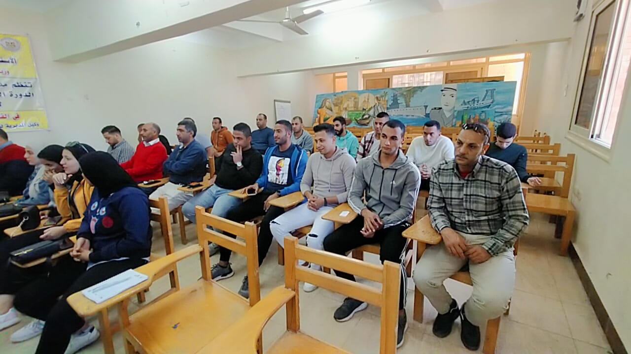 الحضور من الشباب وتالفتيات للدورة التدريبية بشباب كفر الشيخ