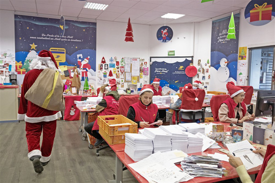 يفتتح الأب كريسماس مكتب البريد الفرنسي الخاص به (4)