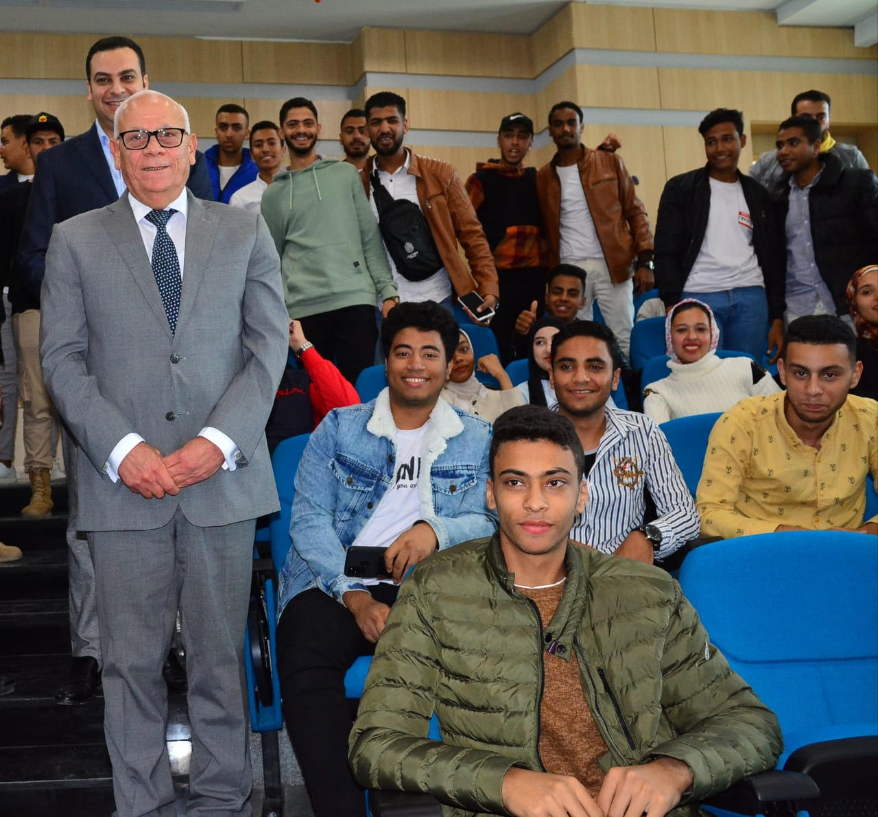 محافظ بورسعيد يتوسط طلاب جامعة السلام