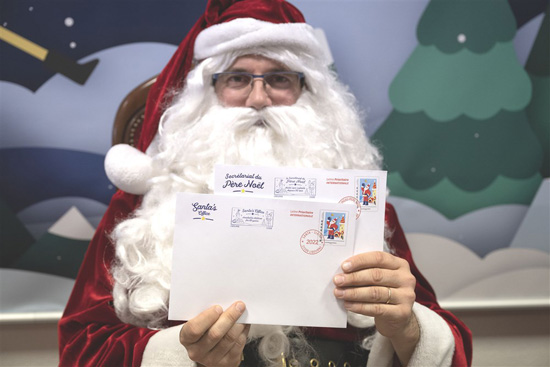 يفتتح الأب كريسماس مكتب البريد الفرنسي الخاص به (6)