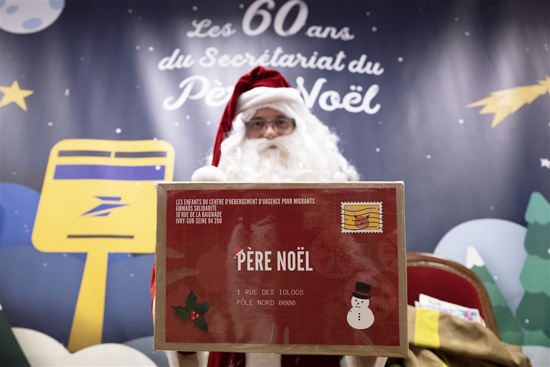 يفتتح الأب كريسماس مكتب البريد الفرنسي الخاص به (7)