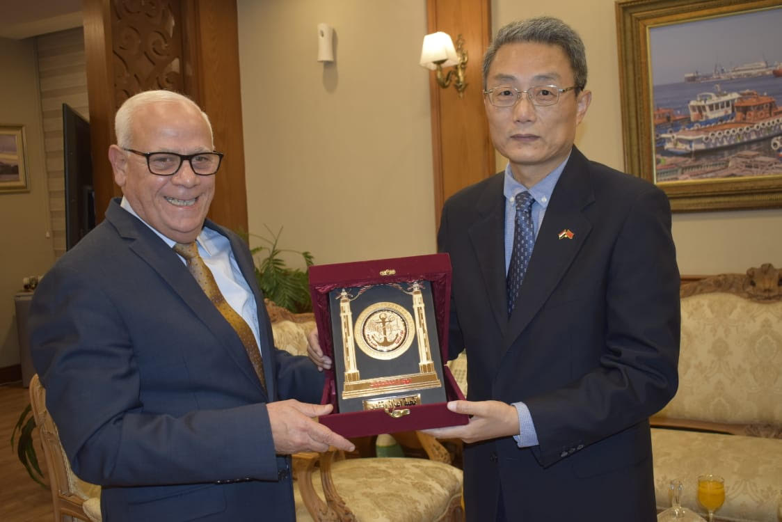 محافظ بورسعيد يهدى  قنصل الصين درع المحافظة