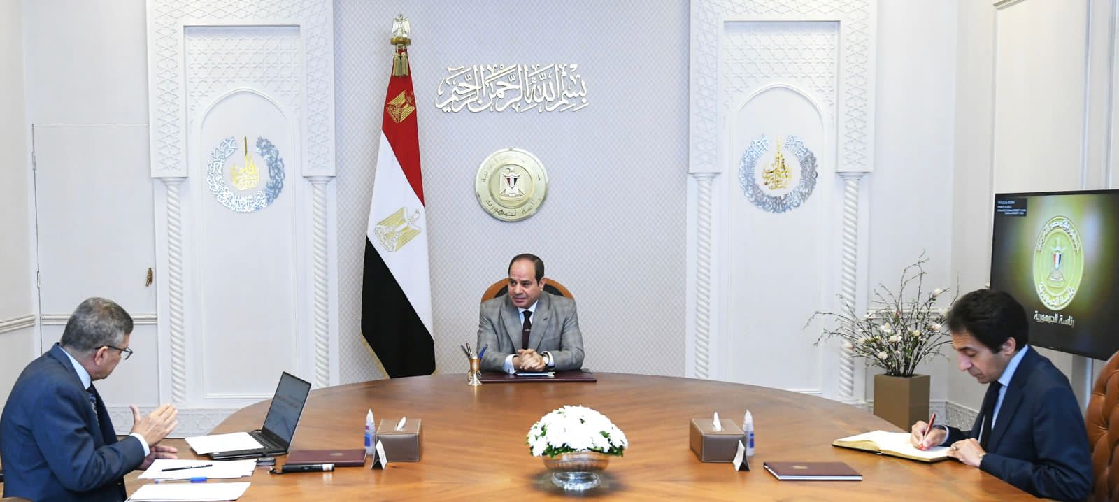 عقد الرئيس عبد الفتاح السيسى، اجتماعًا لمتابعة نشاط هيئة قناة السويس