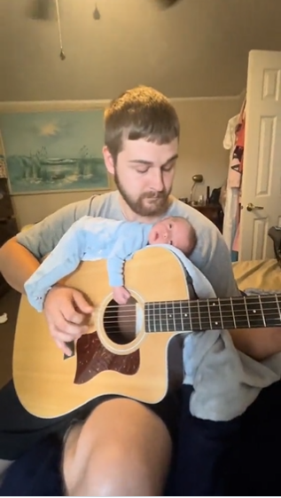 أب  يعزف وطفله على الجيتار