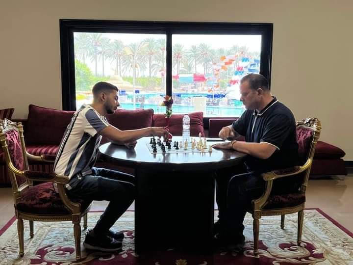 عبد الرحمن خلاف الطالب الفائز بالمركز الأول في مونديال جامعة طنطا للشطرنج (6)