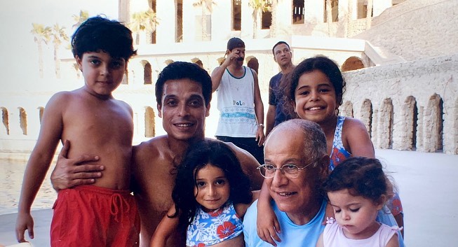 عامر منيب مع بناته وأفراد العائلة