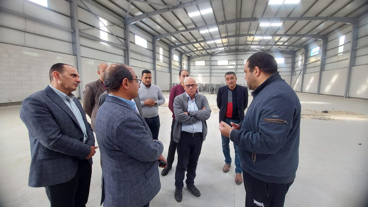 محافظ بورسعيد يتابع مصنع لانتاج الاعلاف