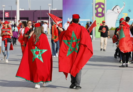 جماهير المنتخب المغربي يكتسون بالأعلام
