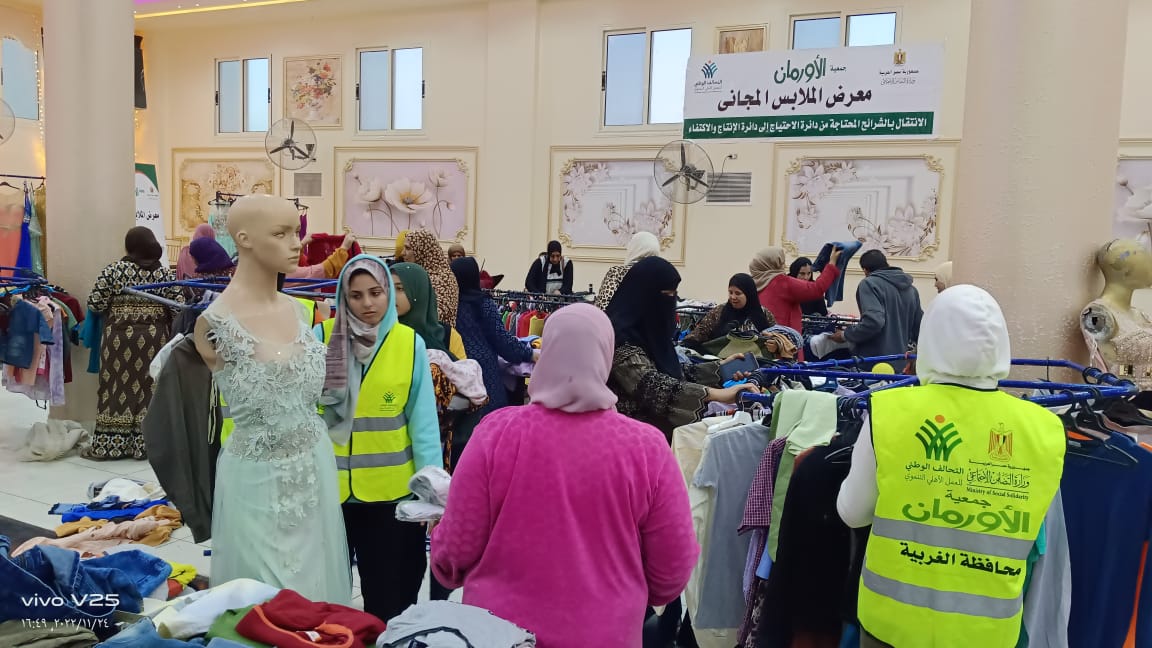  تنظيم معرض لتوزيع الملابس الجديدة لدعم الأسر الأولى بالرعاية بقرية الجابرية بالمحلة  (4)