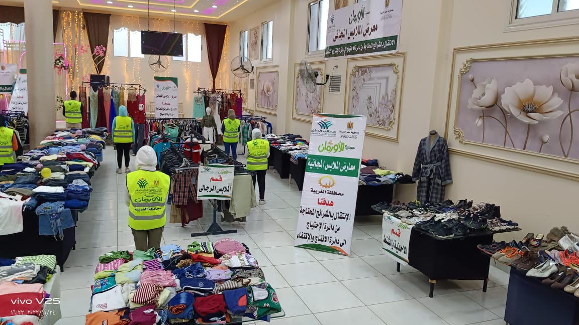  تنظيم معرض لتوزيع الملابس الجديدة لدعم الأسر الأولى بالرعاية بقرية الجابرية بالمحلة  (5)