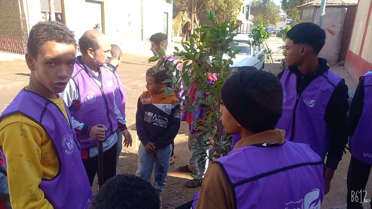 الأطفال يشاركون فى مشروع زراعة الأشجار فيكس