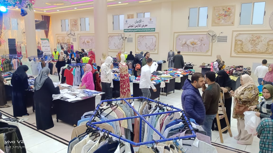  تنظيم معرض لتوزيع الملابس الجديدة لدعم الأسر الأولى بالرعاية بقرية الجابرية بالمحلة  (1)