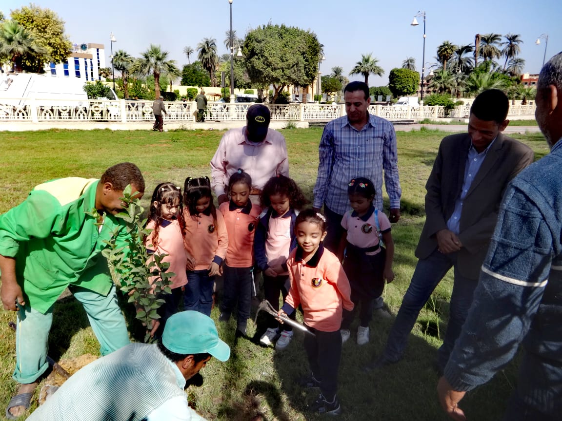 أطفال مدرسة العوامية لزراعة 150 شتلة ضمن مبادرة إتحضر للأخضر
