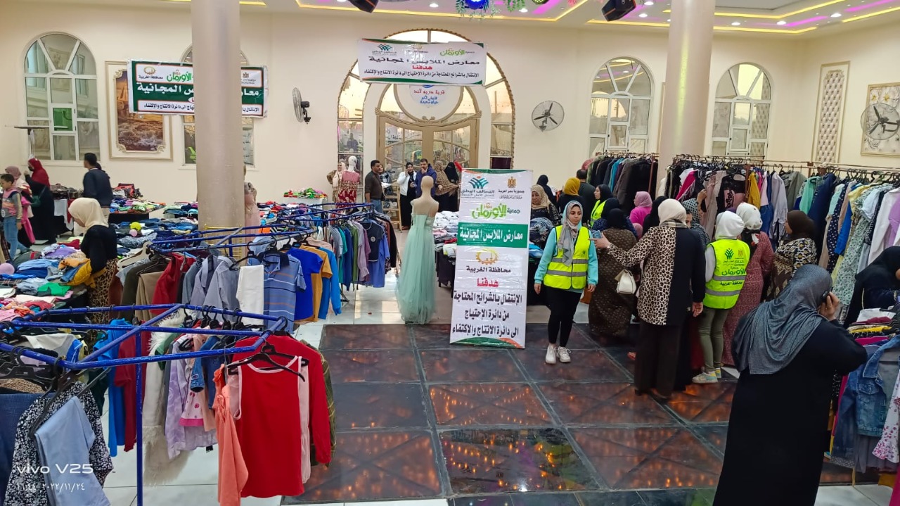  تنظيم معرض لتوزيع الملابس الجديدة لدعم الأسر الأولى بالرعاية بقرية الجابرية بالمحلة  (2)