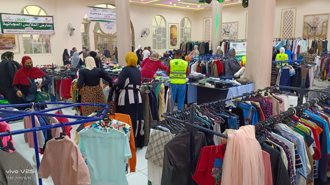  تنظيم معرض لتوزيع الملابس الجديدة لدعم الأسر الأولى بالرعاية بقرية الجابرية بالمحلة  (3)