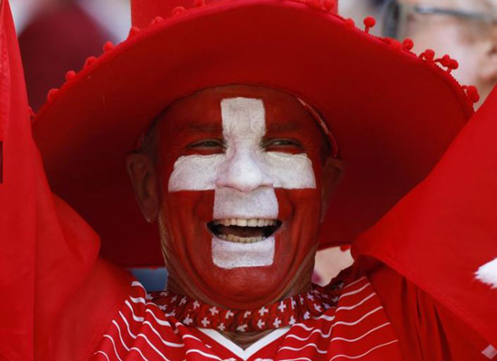 مشجع سويسرا يرتدي طلاء الوجه داخل الملعب قبل المباراة ضد الكاميرون