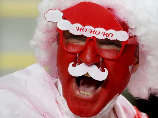 مشجع يرتدي طلاء الوجه داخل الملعب قبل مباراة كرواتيا ضد كندا