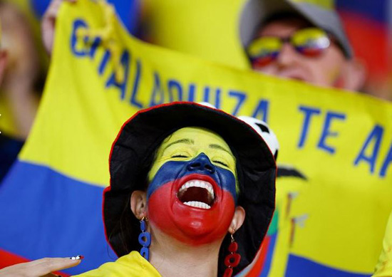 مشجع من الإكوادور بوجه ملون داخل الملعب قبل المباراة ضد هولندا