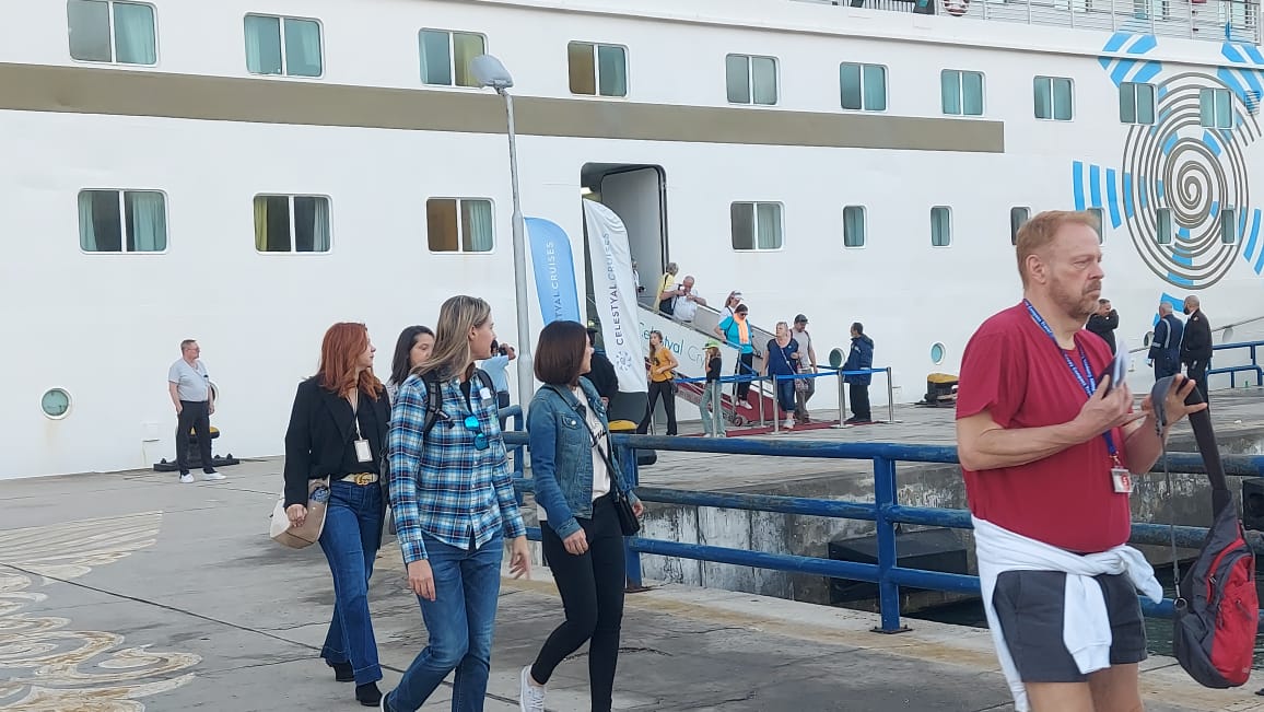 خروج السياح في الميناء