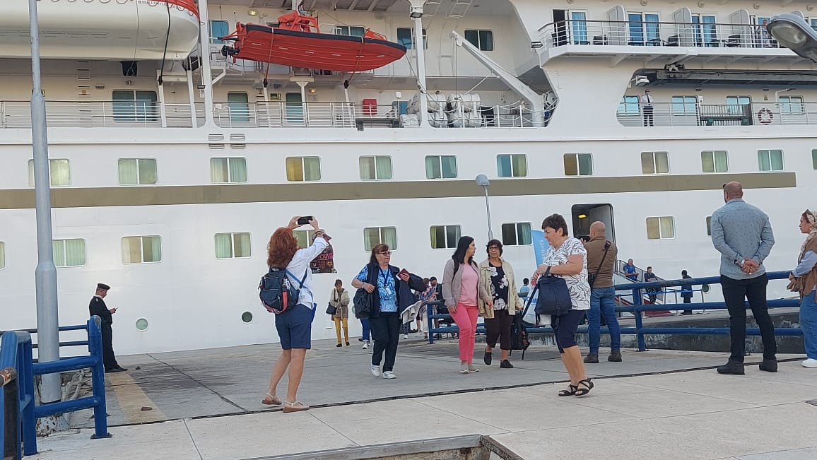 السياح داخل الميناء السياحي