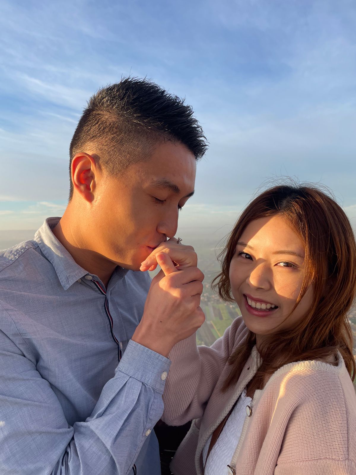 سائح صيني يتقدم للزواج من صديقته على متن رحلة بالون