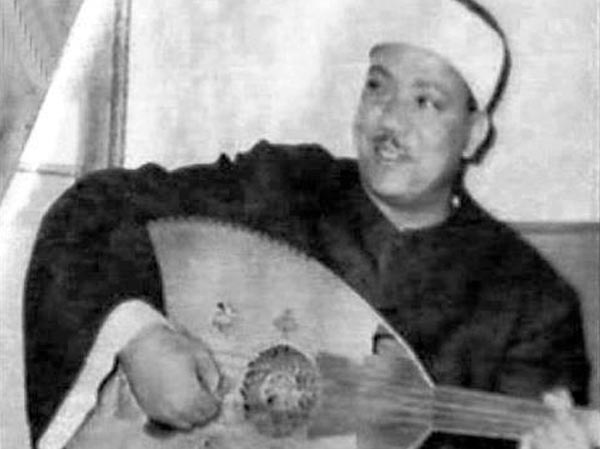 الشيخ عبد الباسط عبد الصمد يعزف على العود