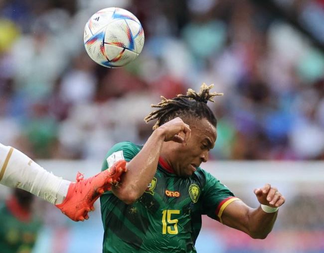 الكاميروني بيير كوندي في مباراة خلال مباراة المجموعة السابعة في كأس العالم قطر 2022 ضد صربيا