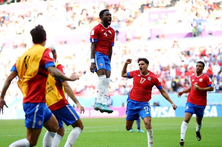 كيشير فولر لاعب كوستاريكا يحتفل بتسجيل هدفه الأول ضد اليابان مع يلتسين تيجيدا وزملائه