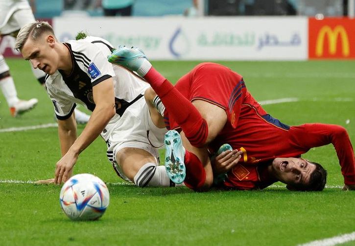 الإسباني ألفارو موراتا في مباراة مع الألماني نيكو شلوتربيك