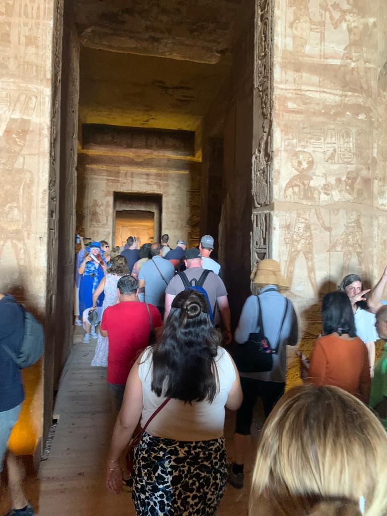 السياح داخل المعبد